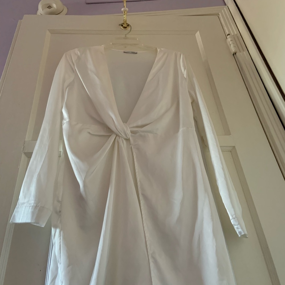 White short, middle cut , low neck , long sleeve